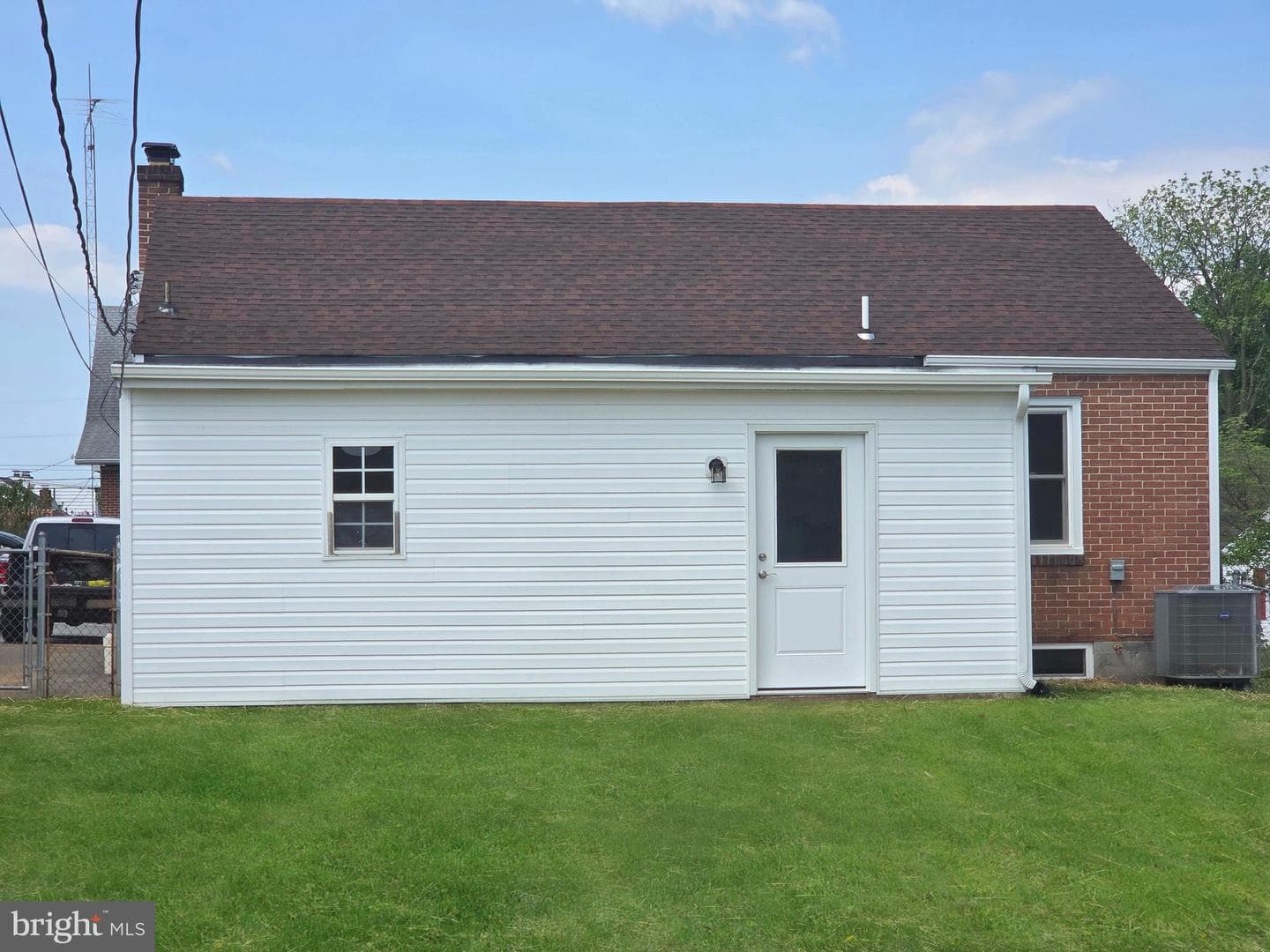 460 Pangborn Boulevard photo 14