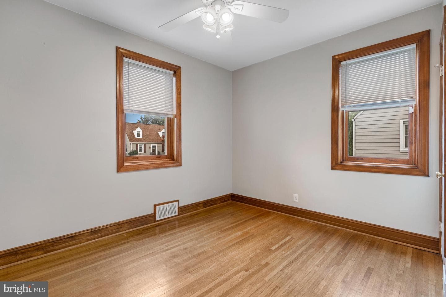 1053 Columbia Road photo 19