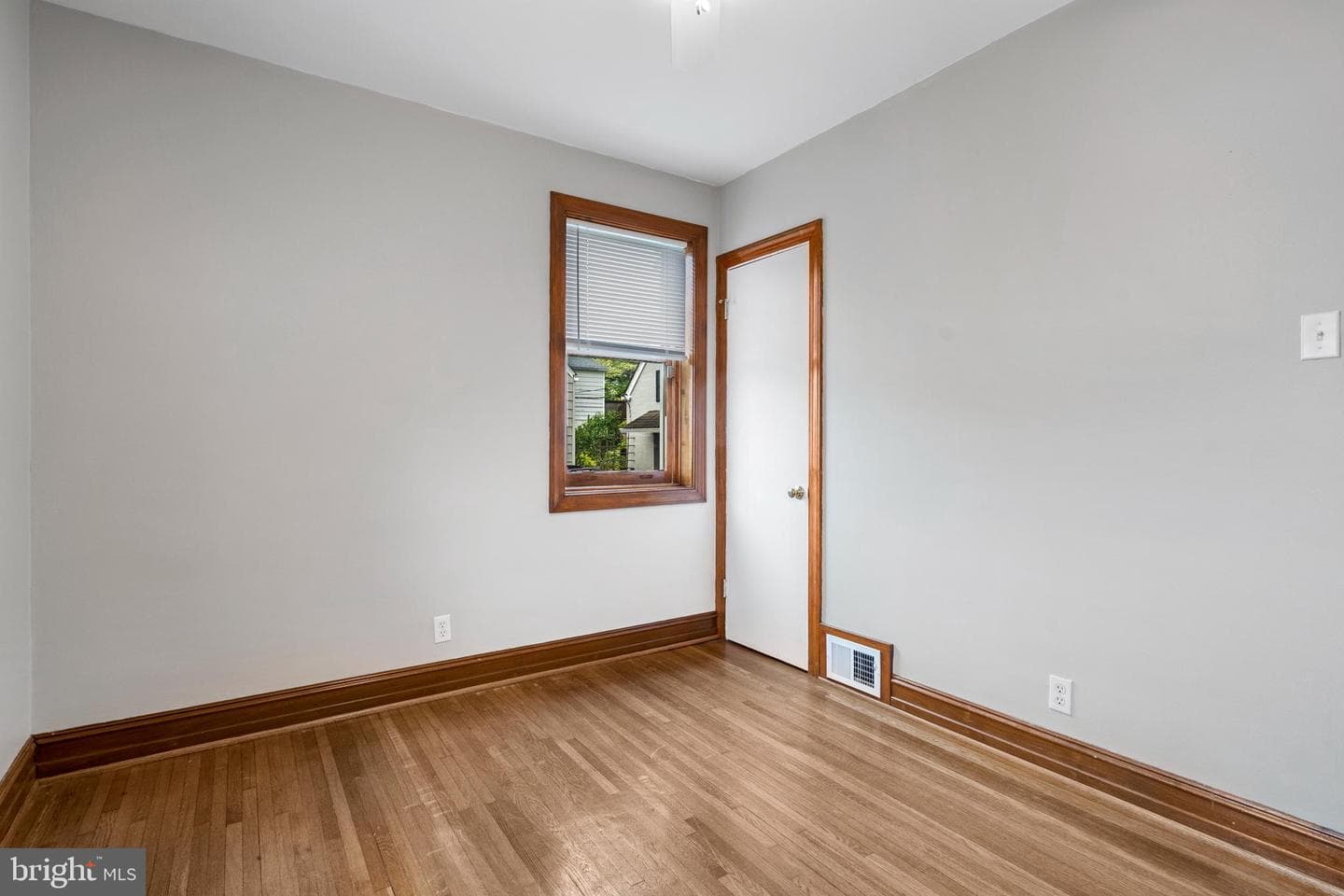 1053 Columbia Road photo 20