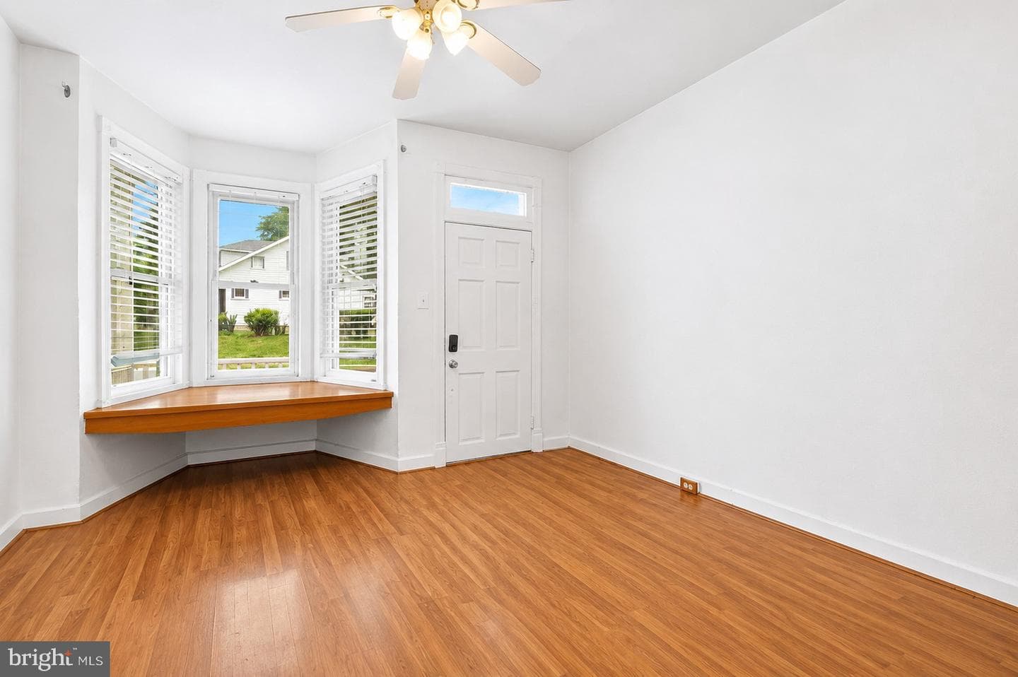 914 Salem Avenue photo 4
