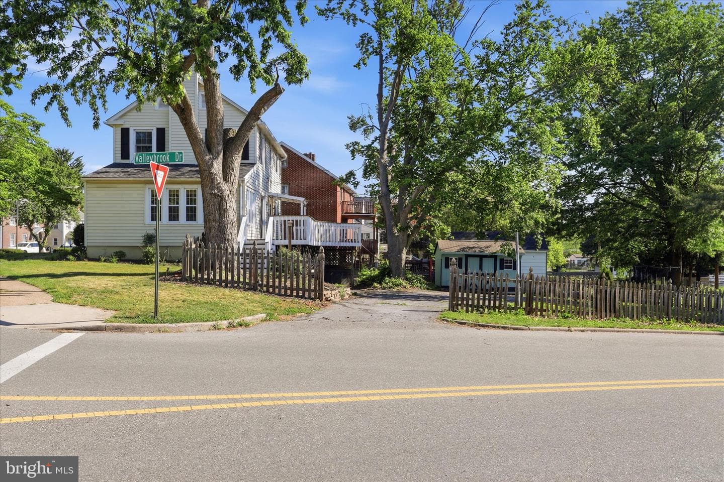 200 E Irvin Avenue photo 4