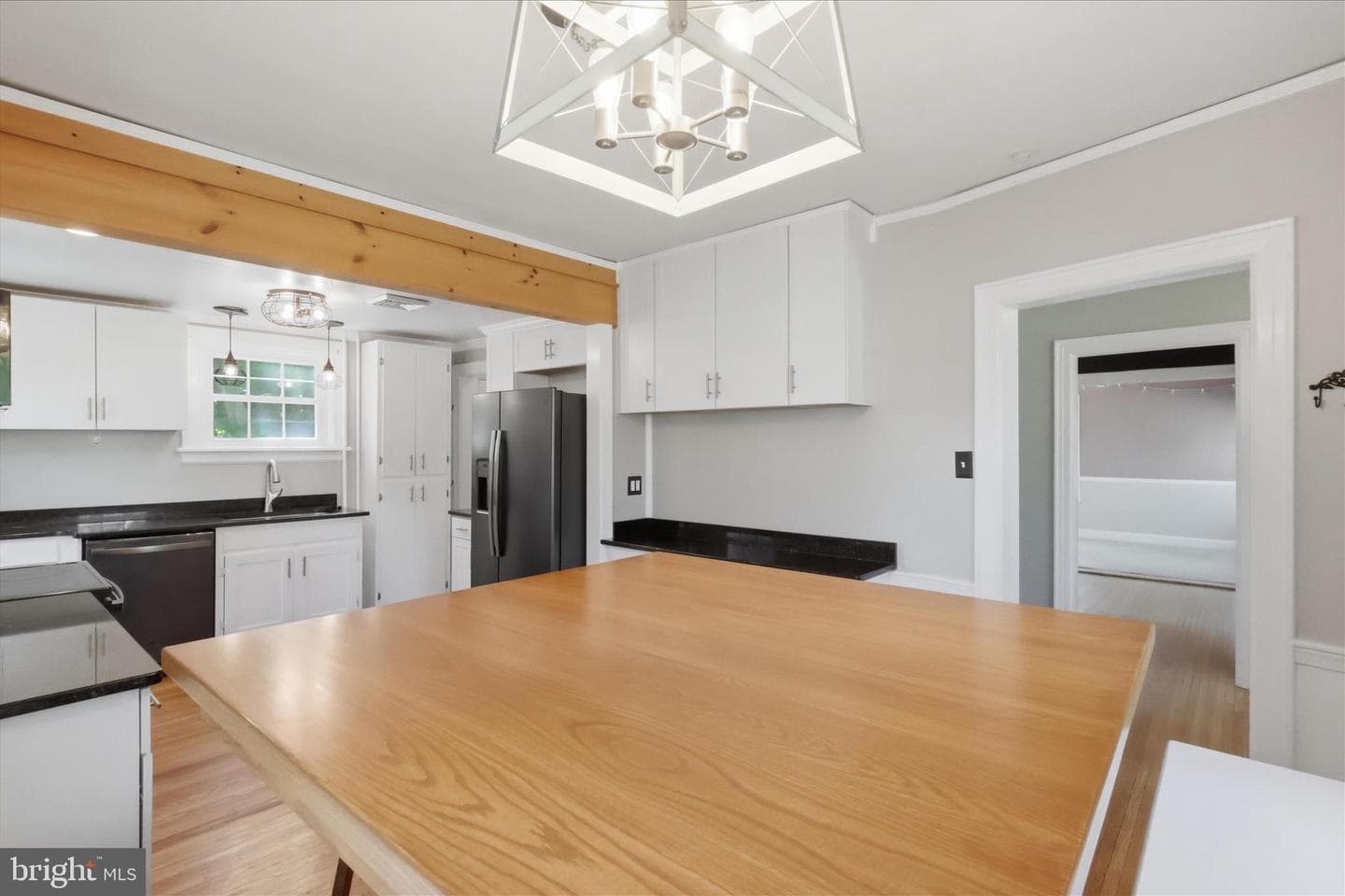 200 E Irvin Avenue photo 8