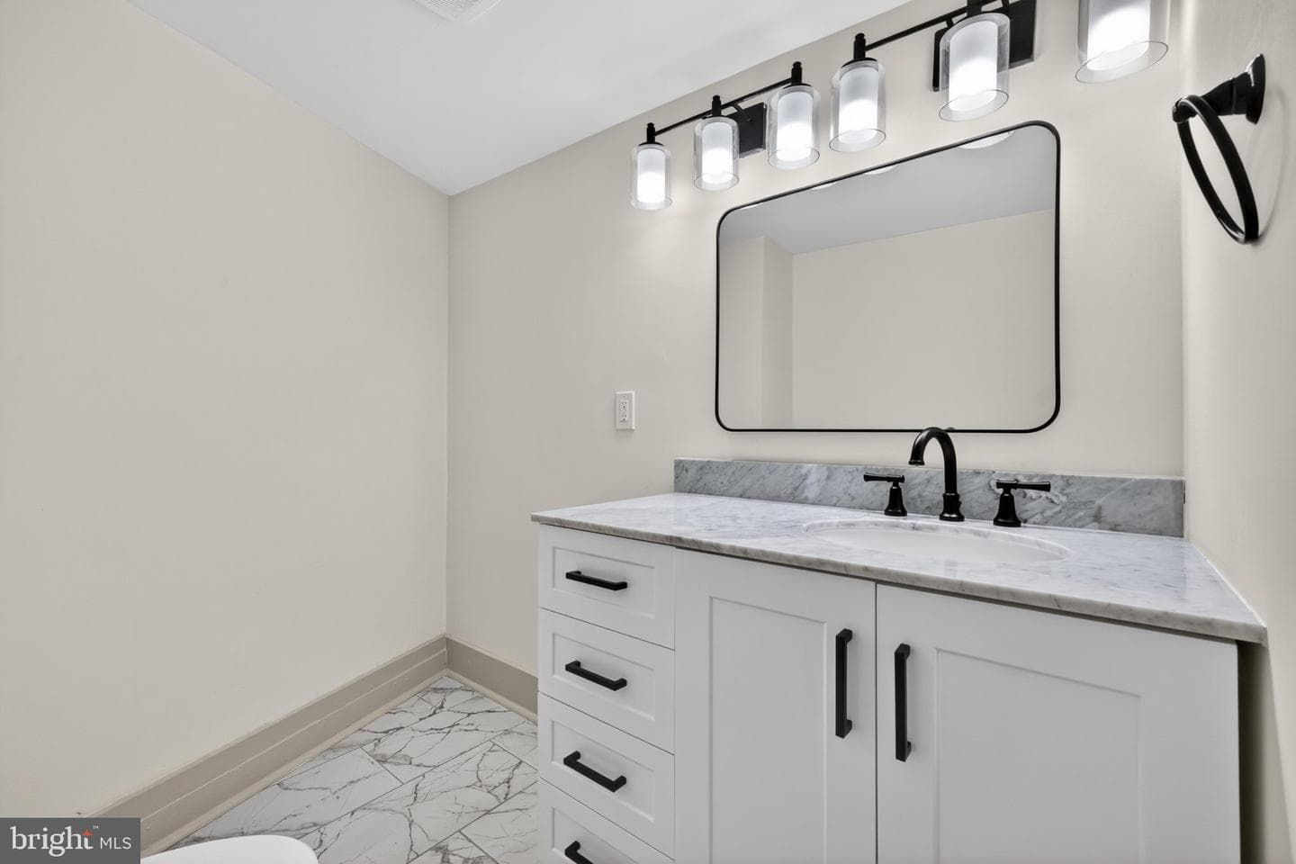 105 N Mechanic Street photo 32