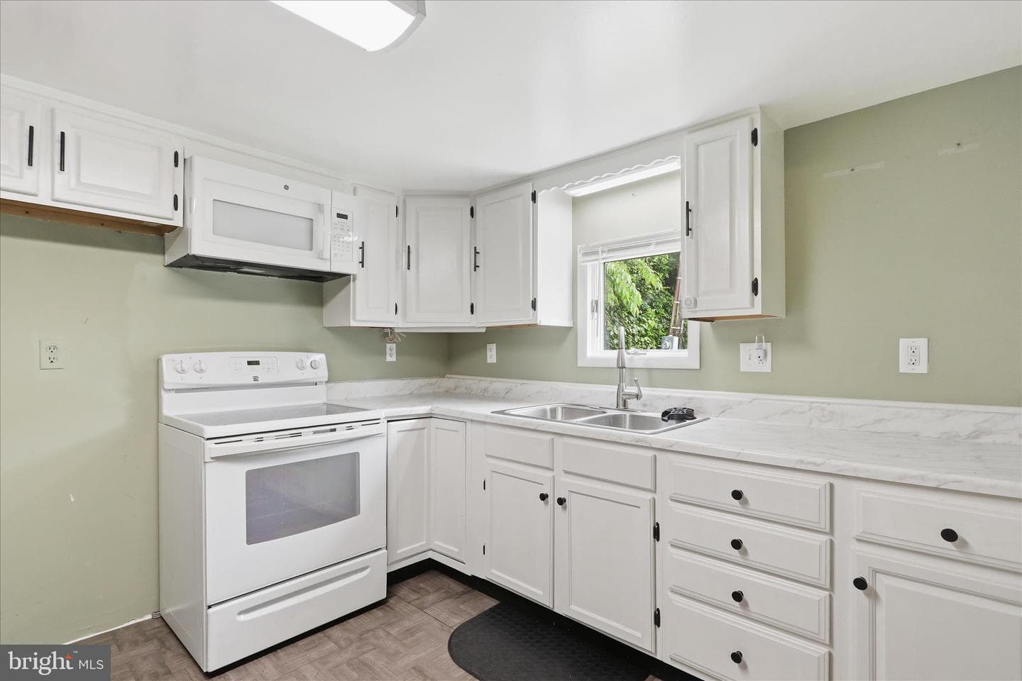 21434 Greenbrier Road photo 9