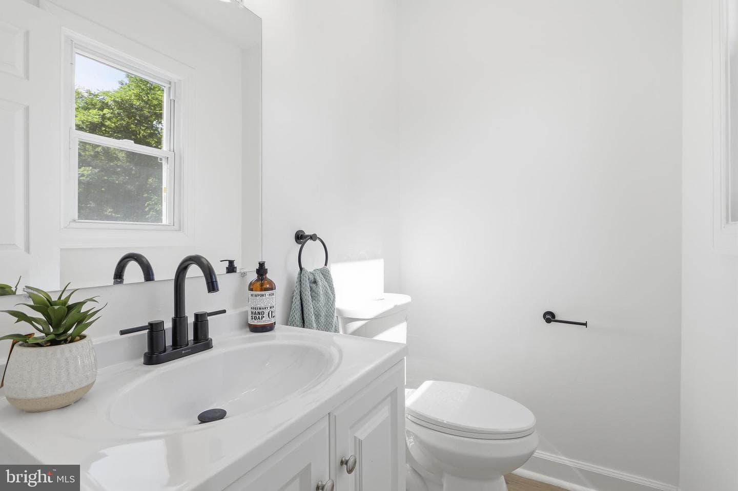 920 Linwood Road photo 18