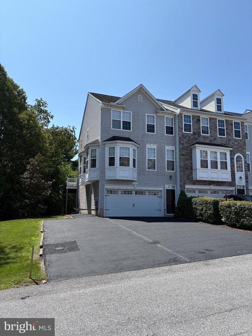 10325 Lantern Lane photo 2