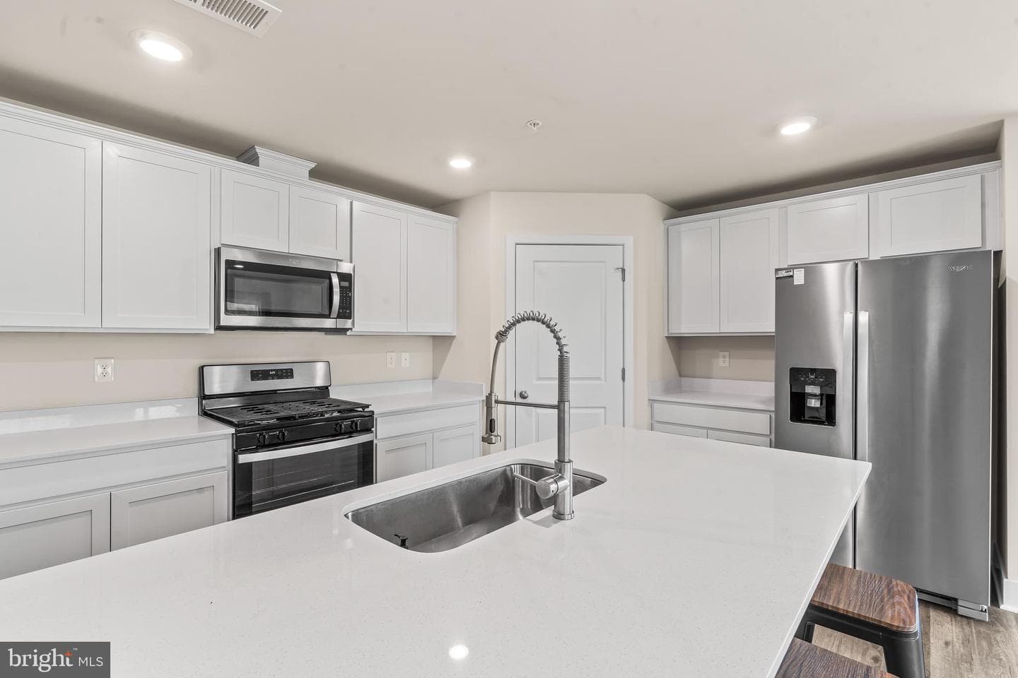 672 Armstrong Avenue photo 10