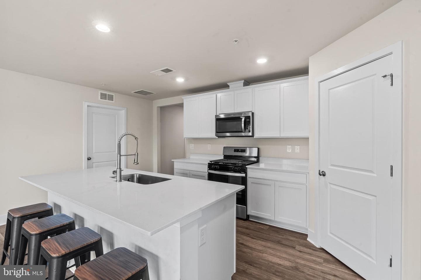 672 Armstrong Avenue photo 13
