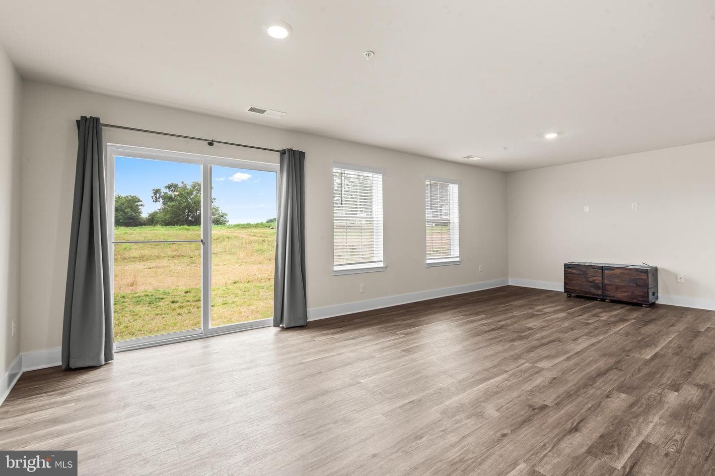 672 Armstrong Avenue photo 14