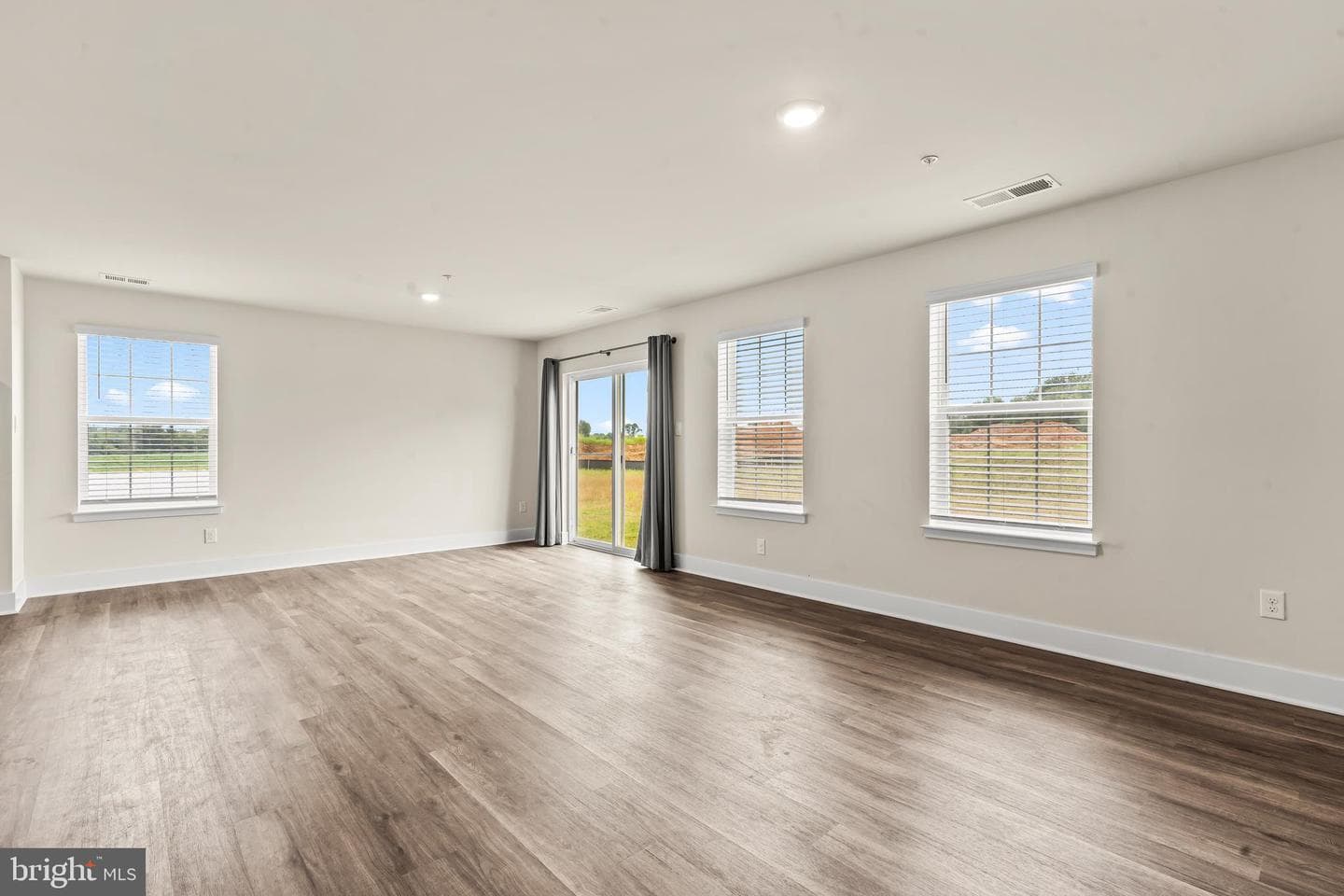 672 Armstrong Avenue photo 17