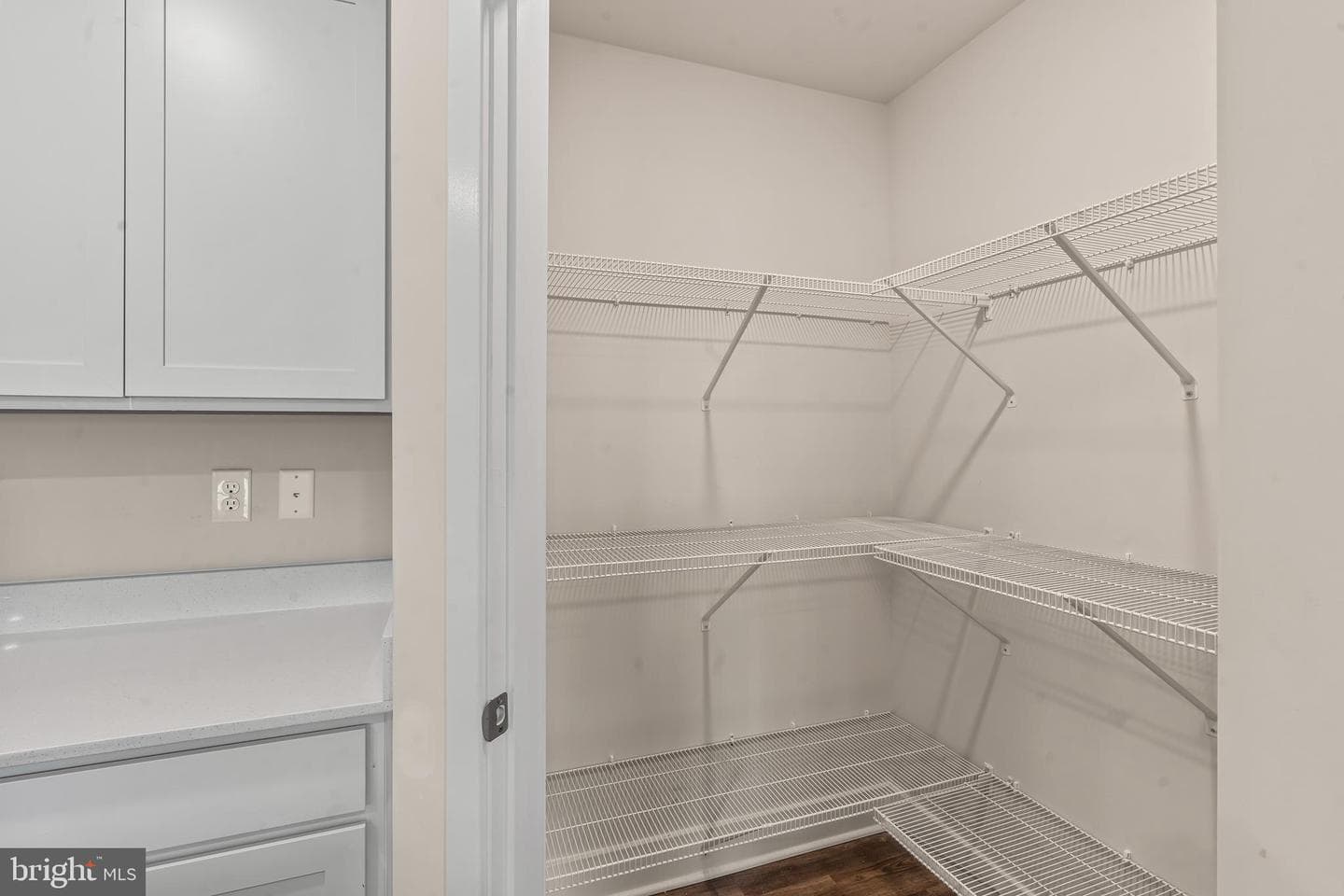 672 Armstrong Avenue photo 25
