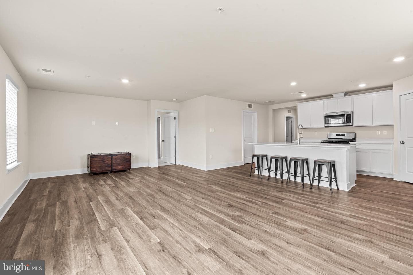 672 Armstrong Avenue photo 9