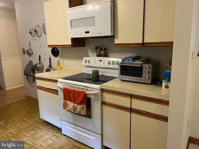906 Friar Tuck Lane photo 11