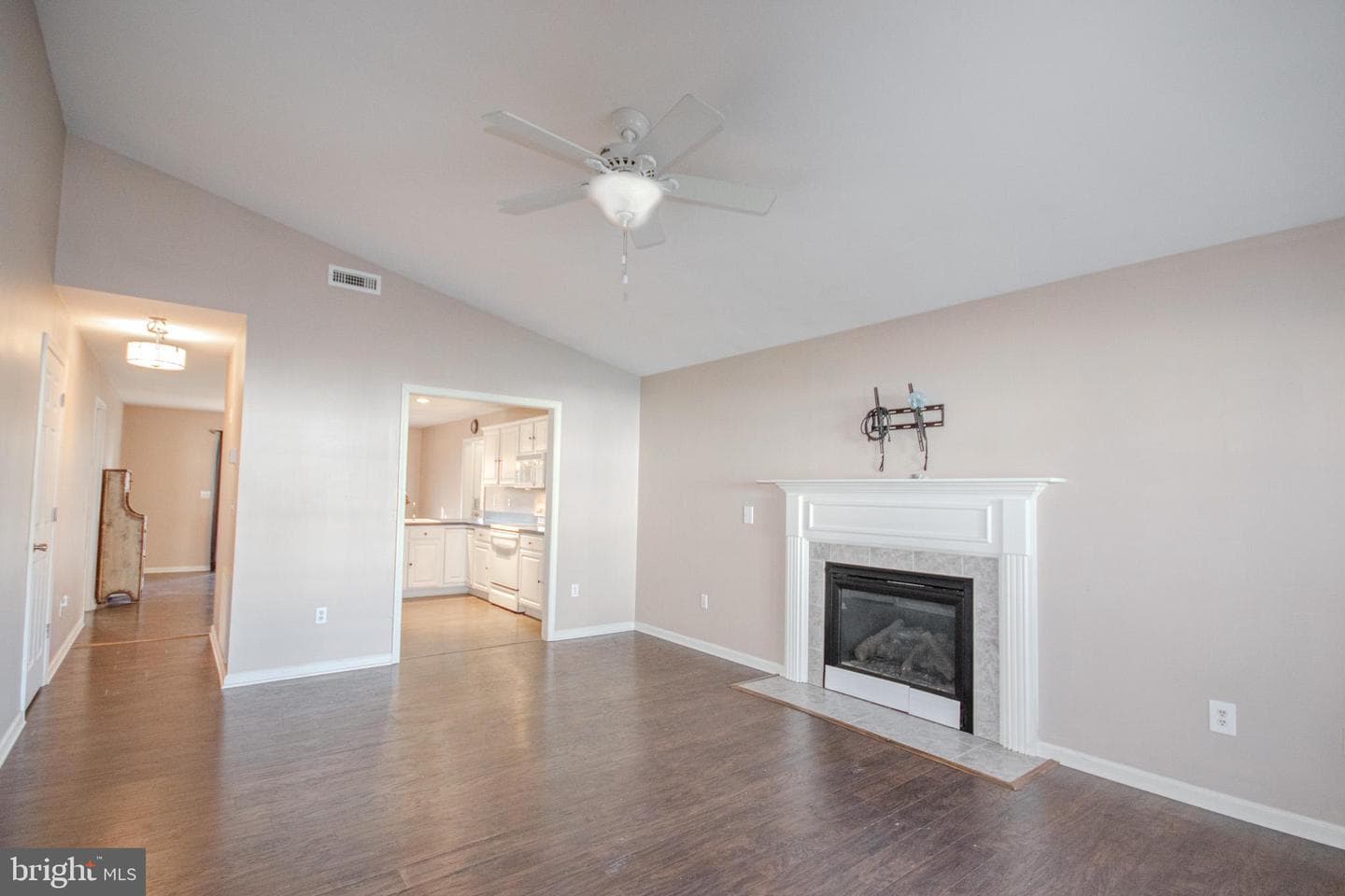 900 Emerald Court photo 4