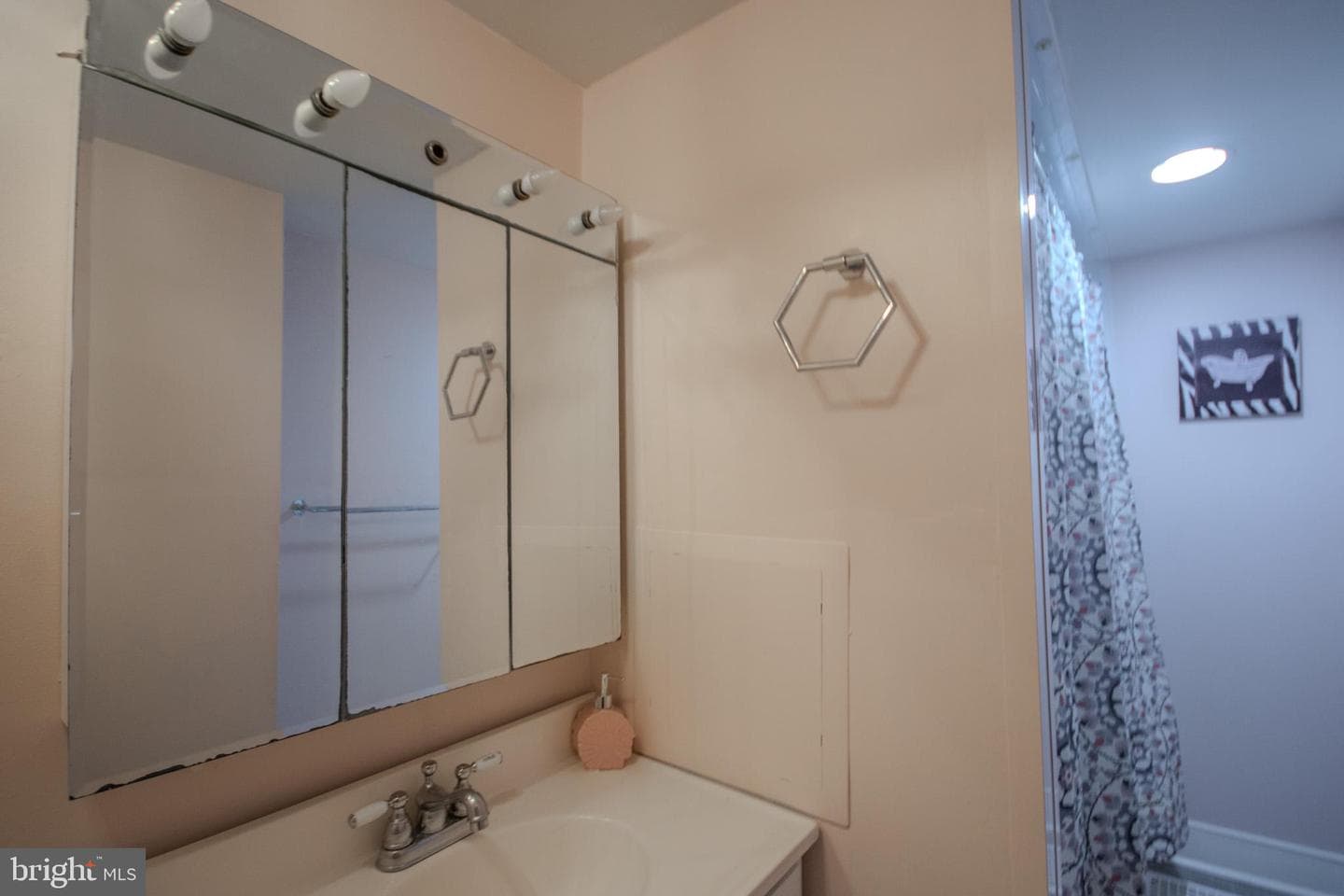 106 W Philadelphia Avenue photo 27