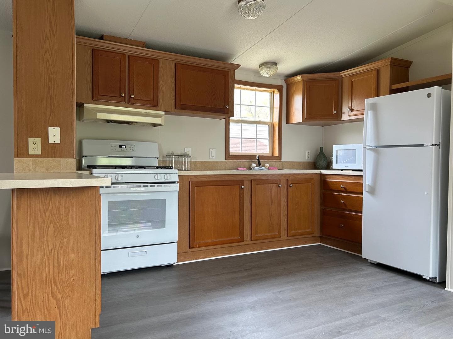 5875 Peach Street photo 4