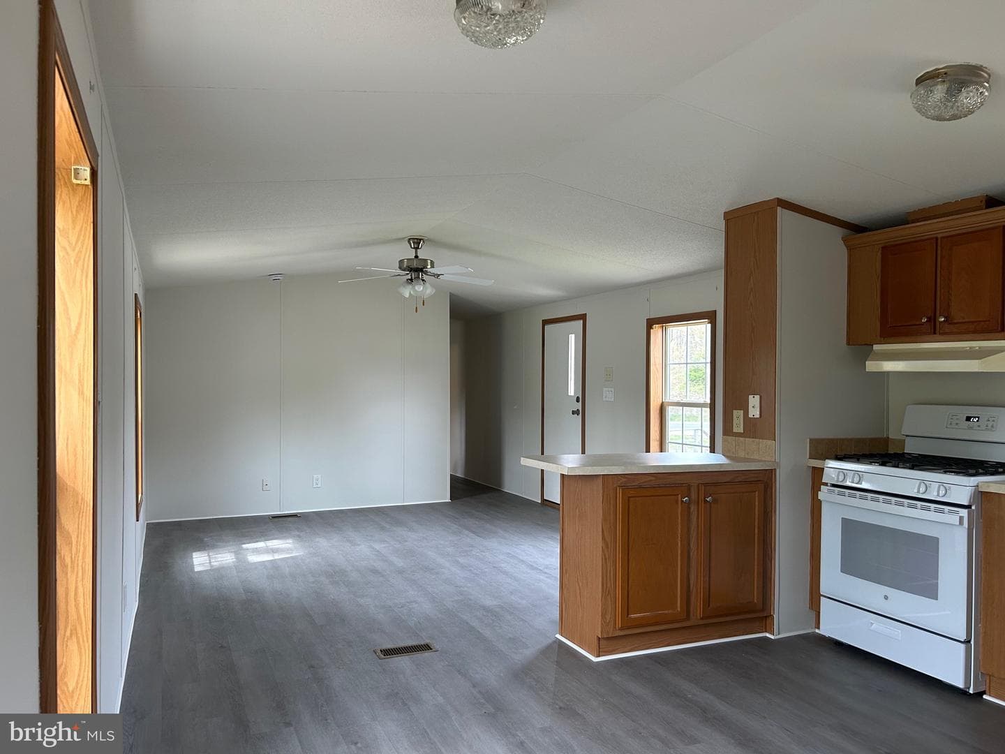 5875 Peach Street photo 5