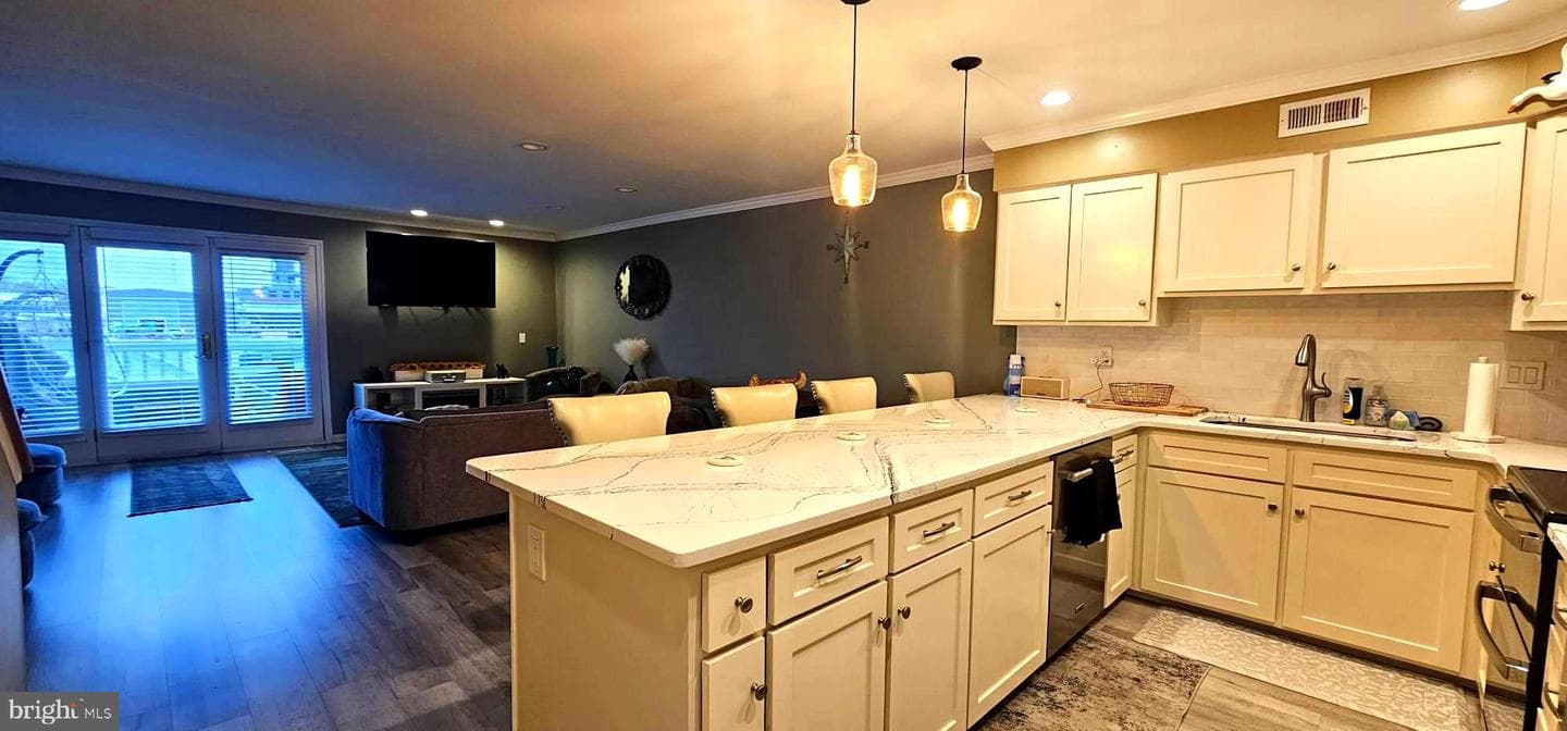 660 River Oak Court photo 4