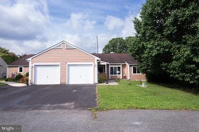 906 James Court photo 1