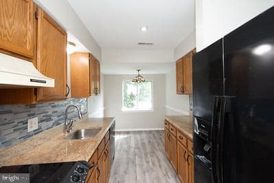 906 James Court photo 4