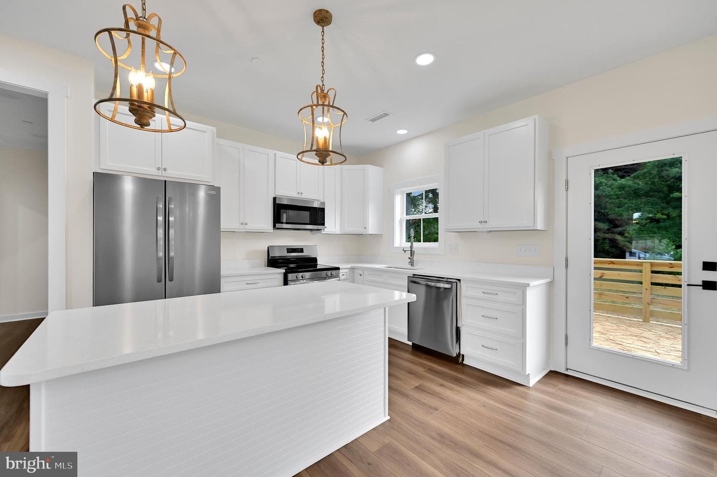 303 Viewfield Drive photo 4