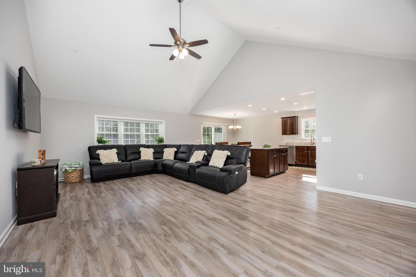 211 Moonglow Road photo 5