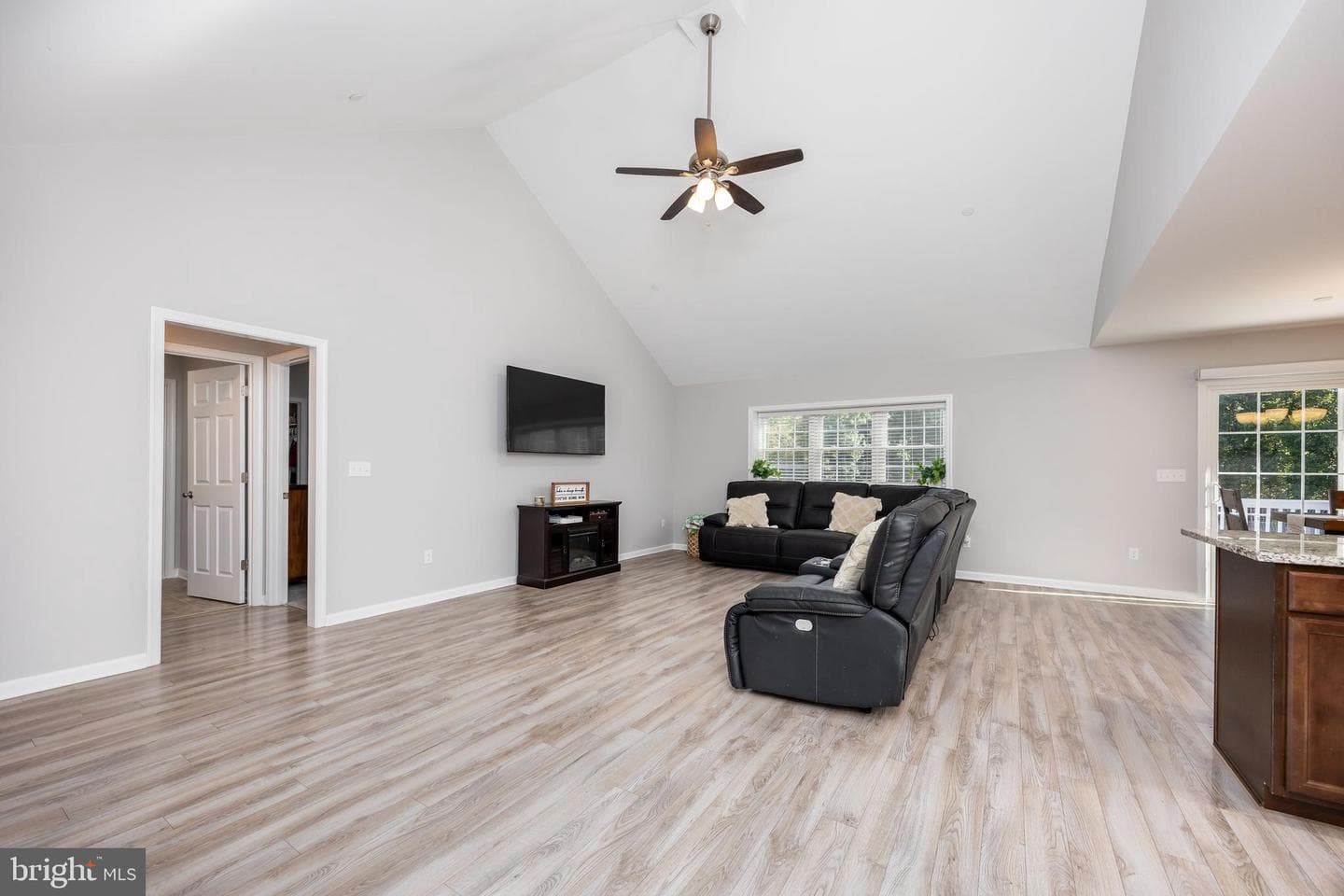 211 Moonglow Road photo 7