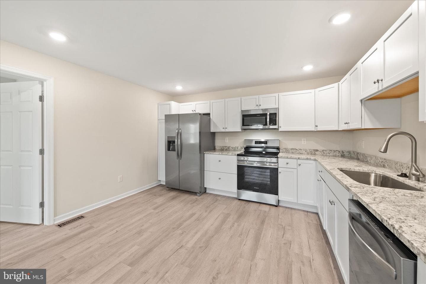 800 East Road photo 10