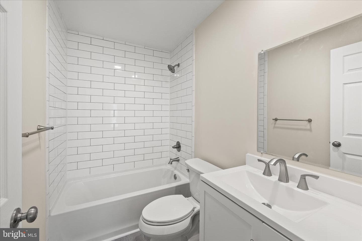 800 East Road photo 20