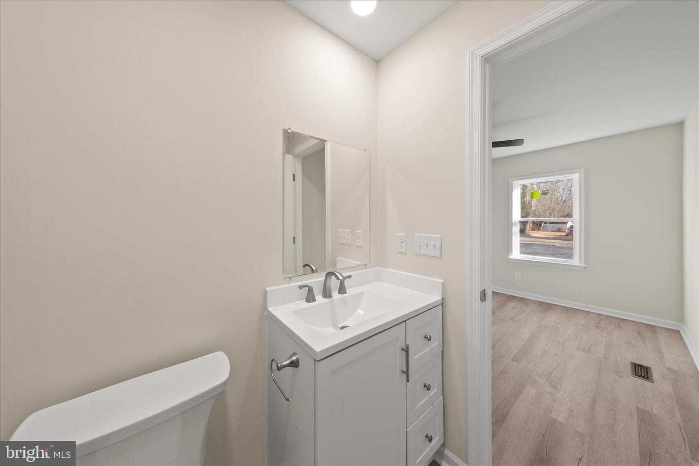 800 East Road photo 21