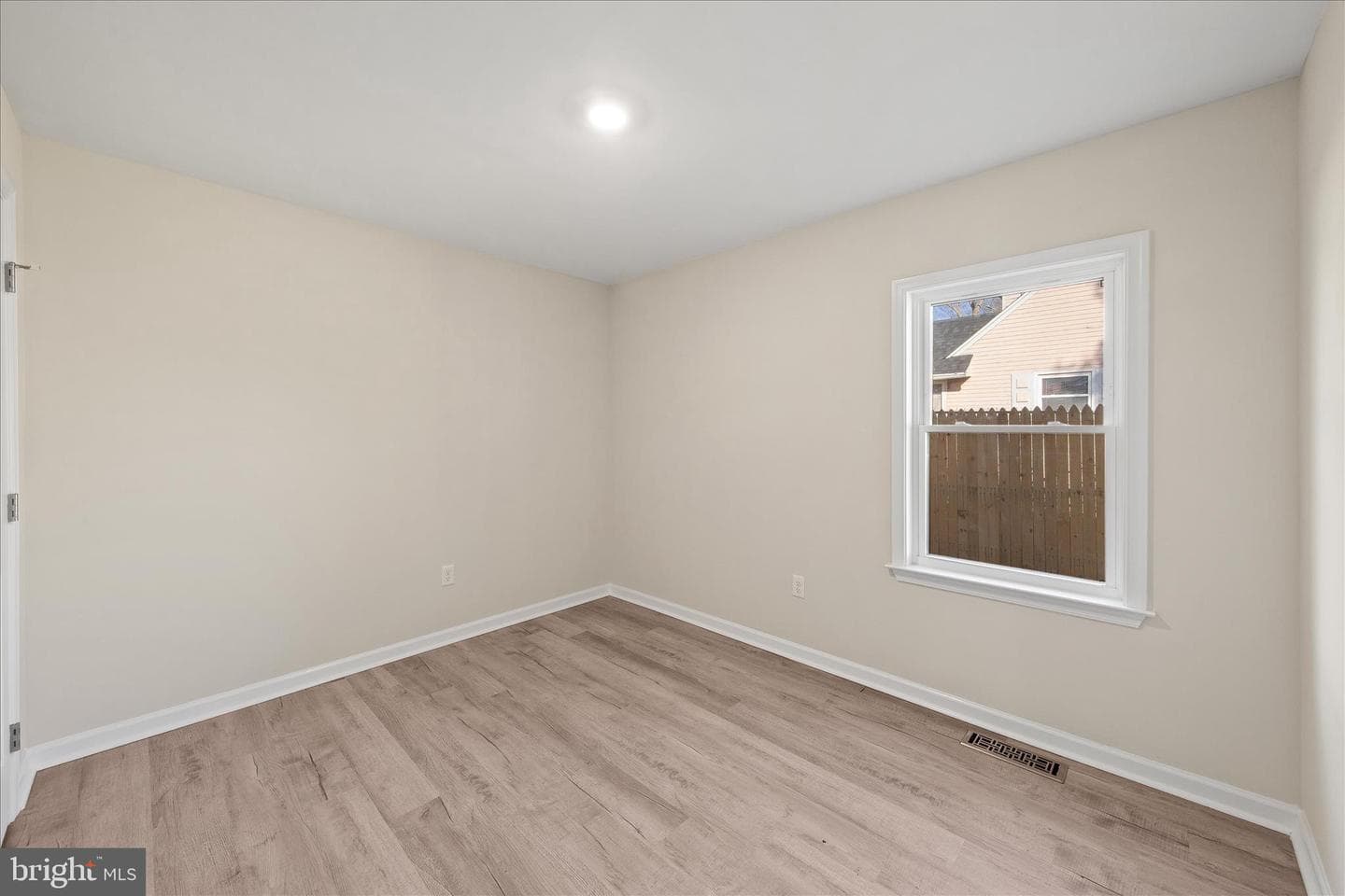 800 East Road photo 28