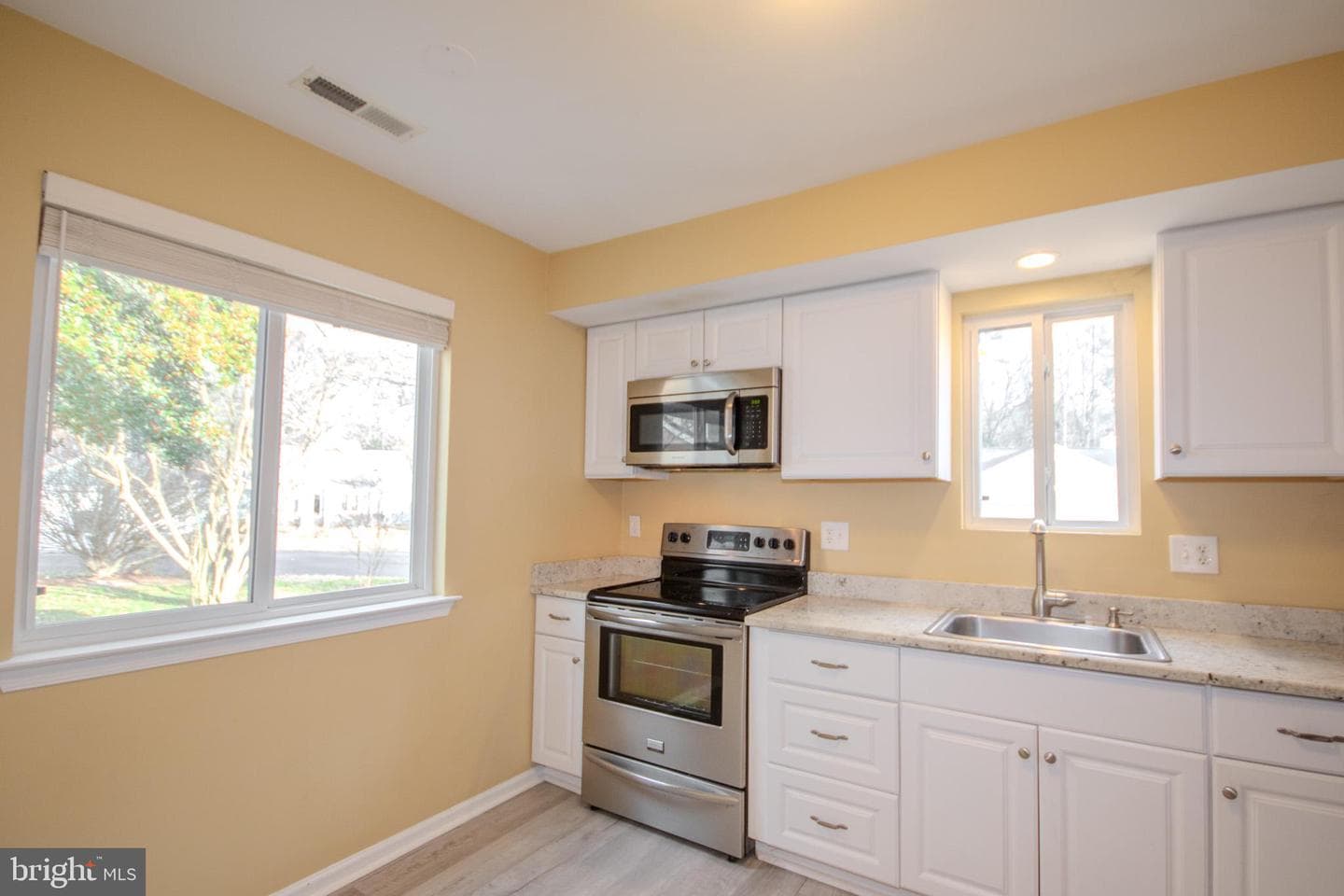 917 James Court photo 6