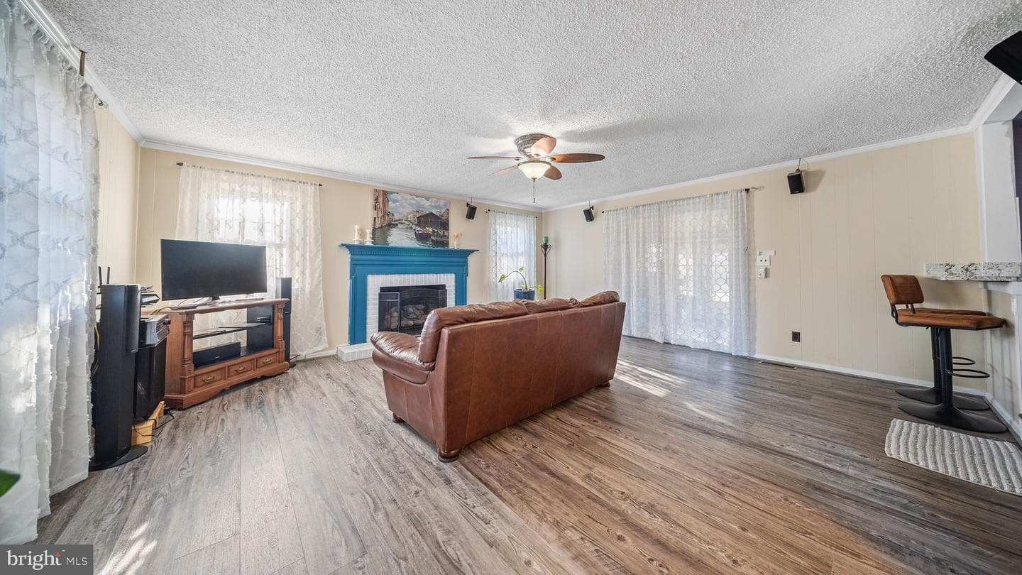 340 Calvin Drive photo 4