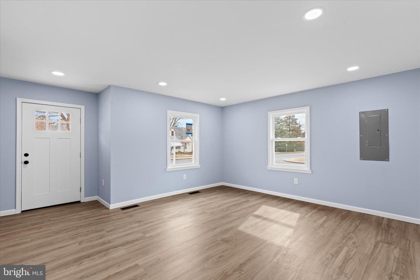 908 Spring Avenue photo 4
