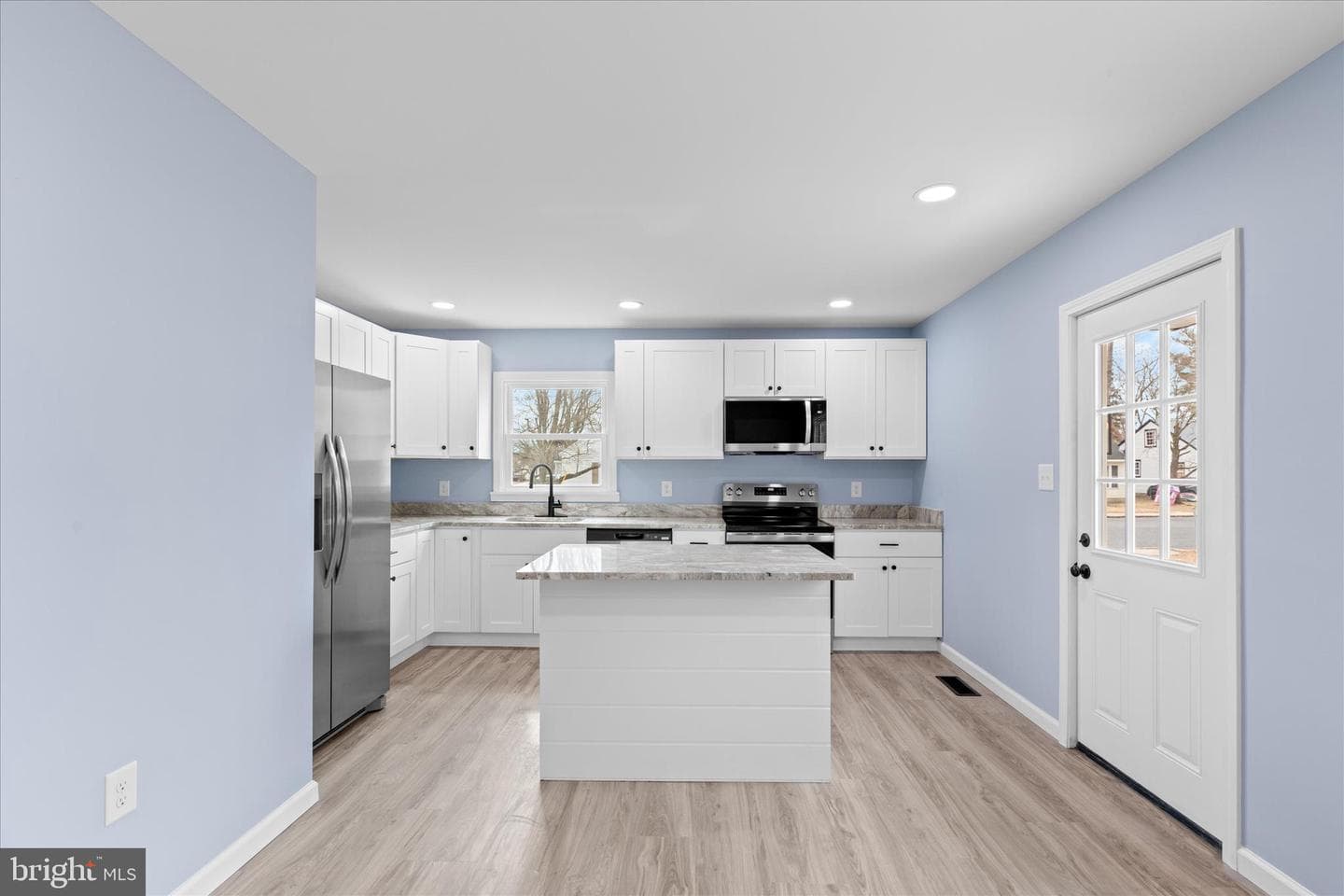 908 Spring Avenue photo 9