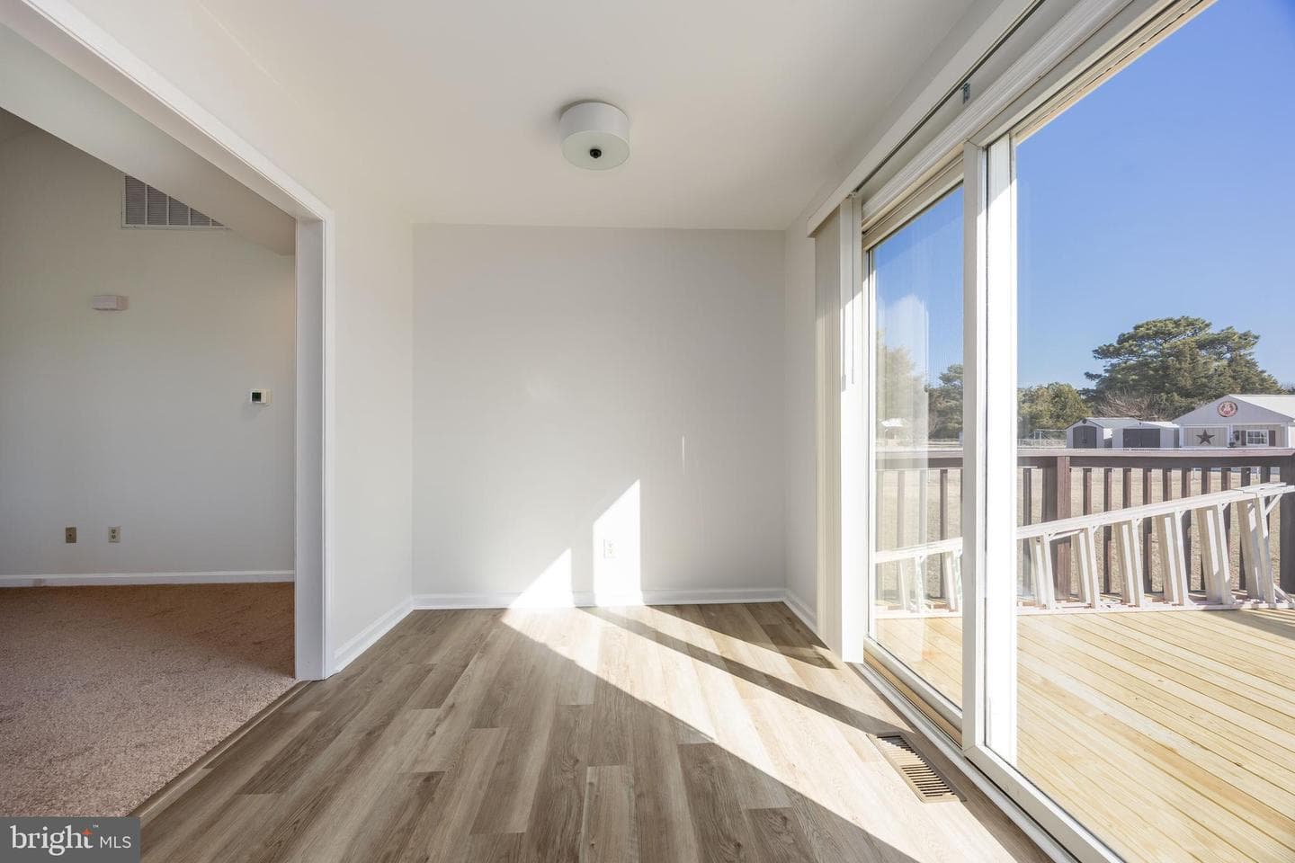 7937 White Lowe photo 10