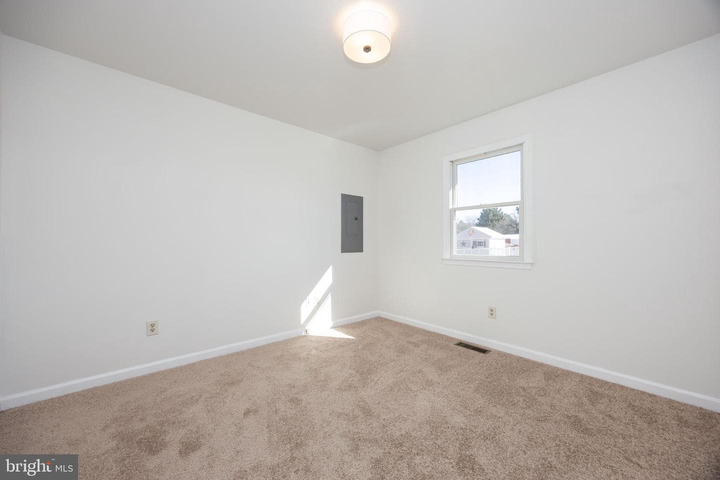 7937 White Lowe photo 17