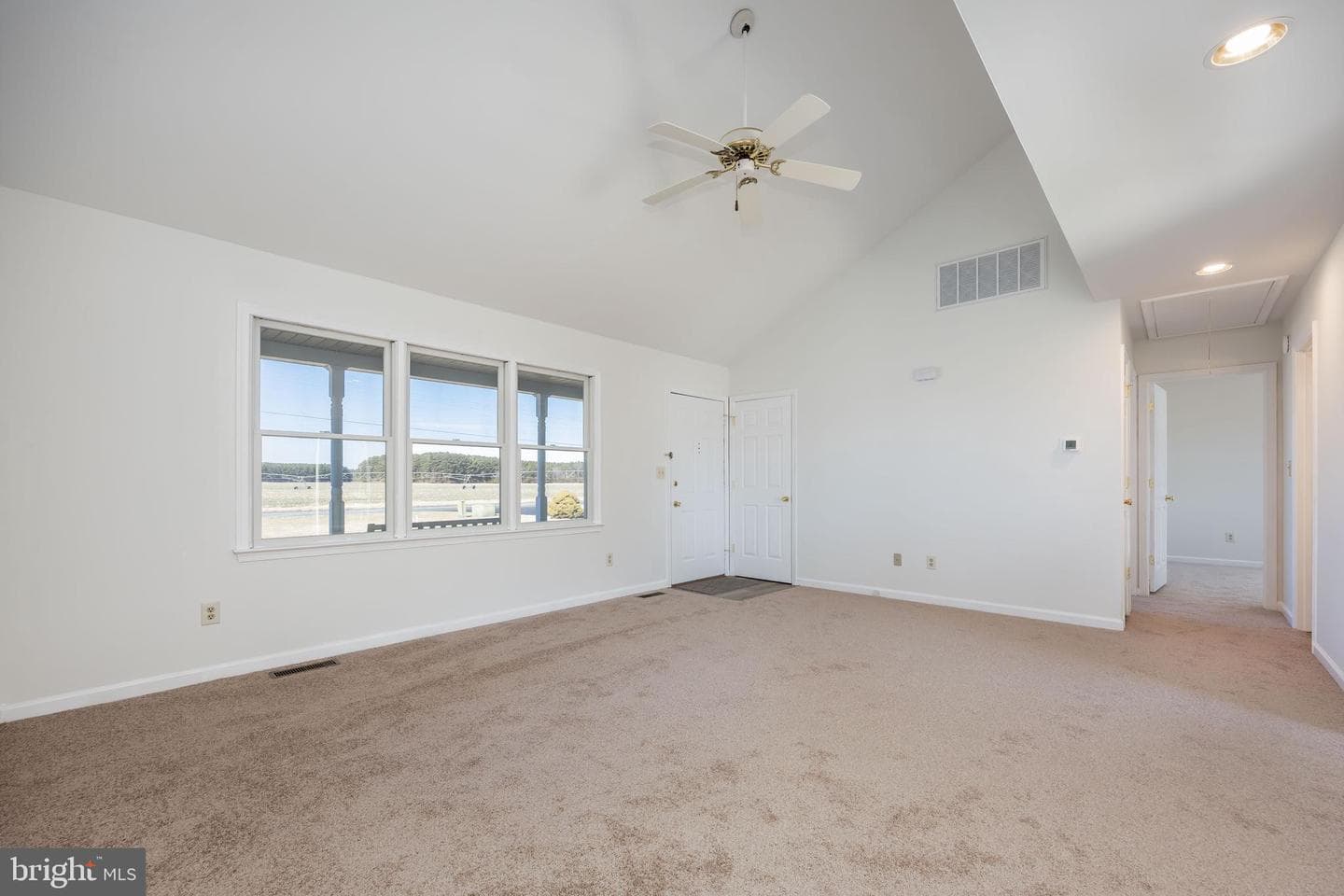 7937 White Lowe photo 4