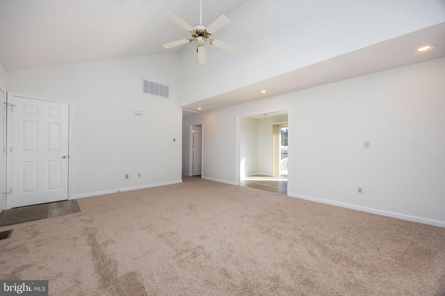 7937 White Lowe photo 5