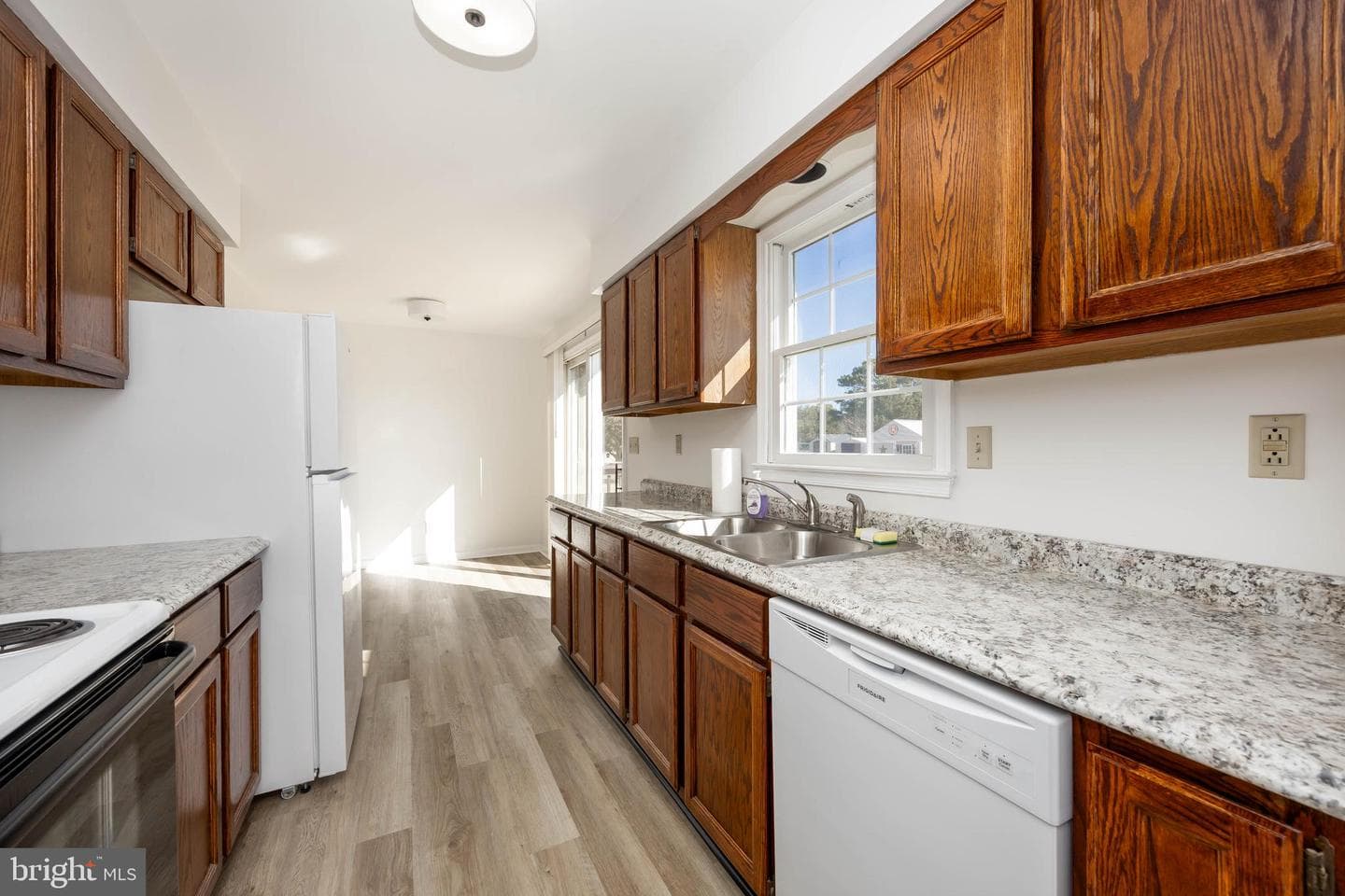 7937 White Lowe photo 7