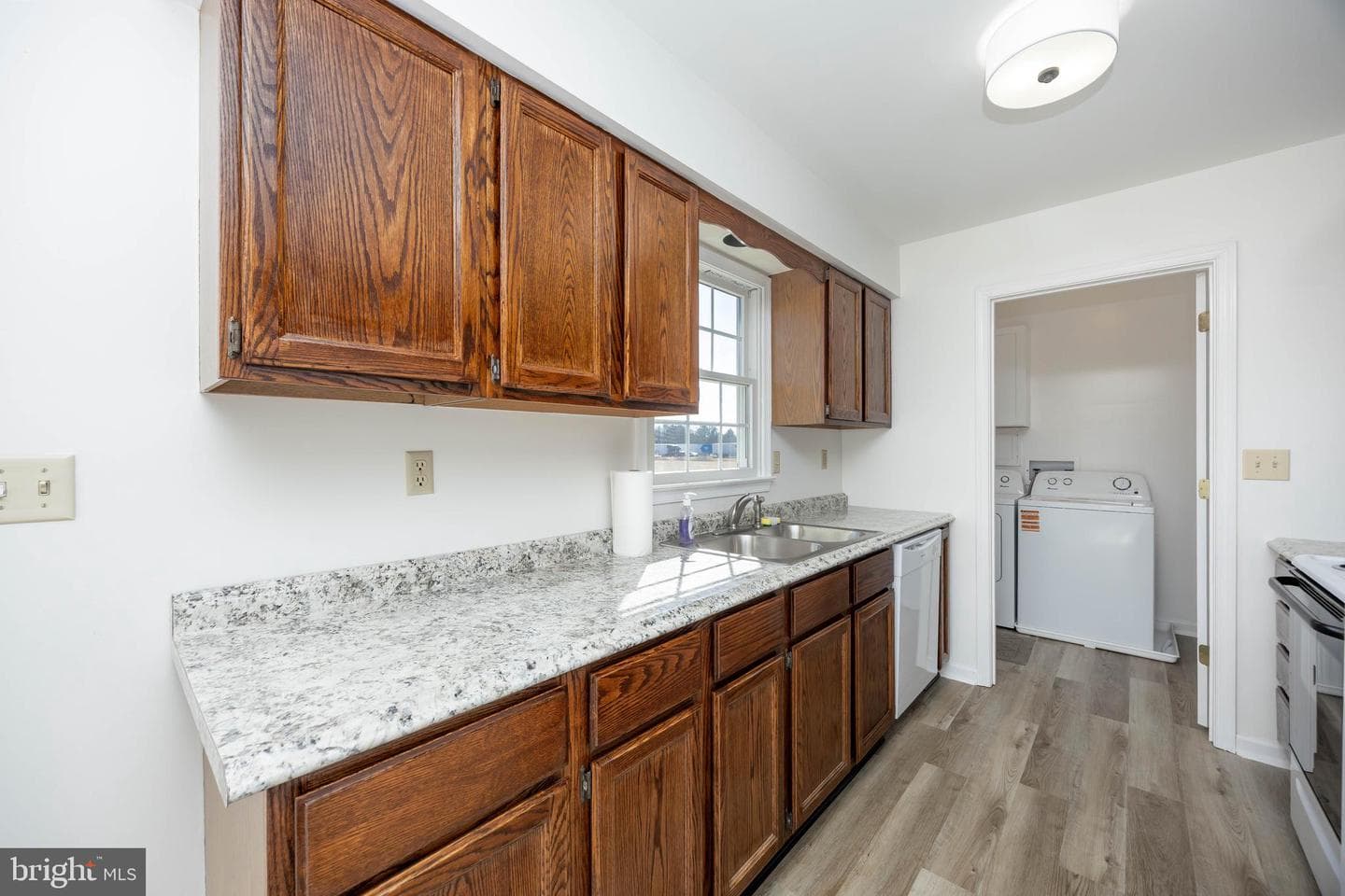 7937 White Lowe photo 8