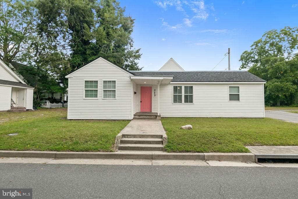 213 Lloyd Street photo 3