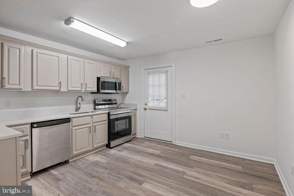 213 Lloyd Street photo 6