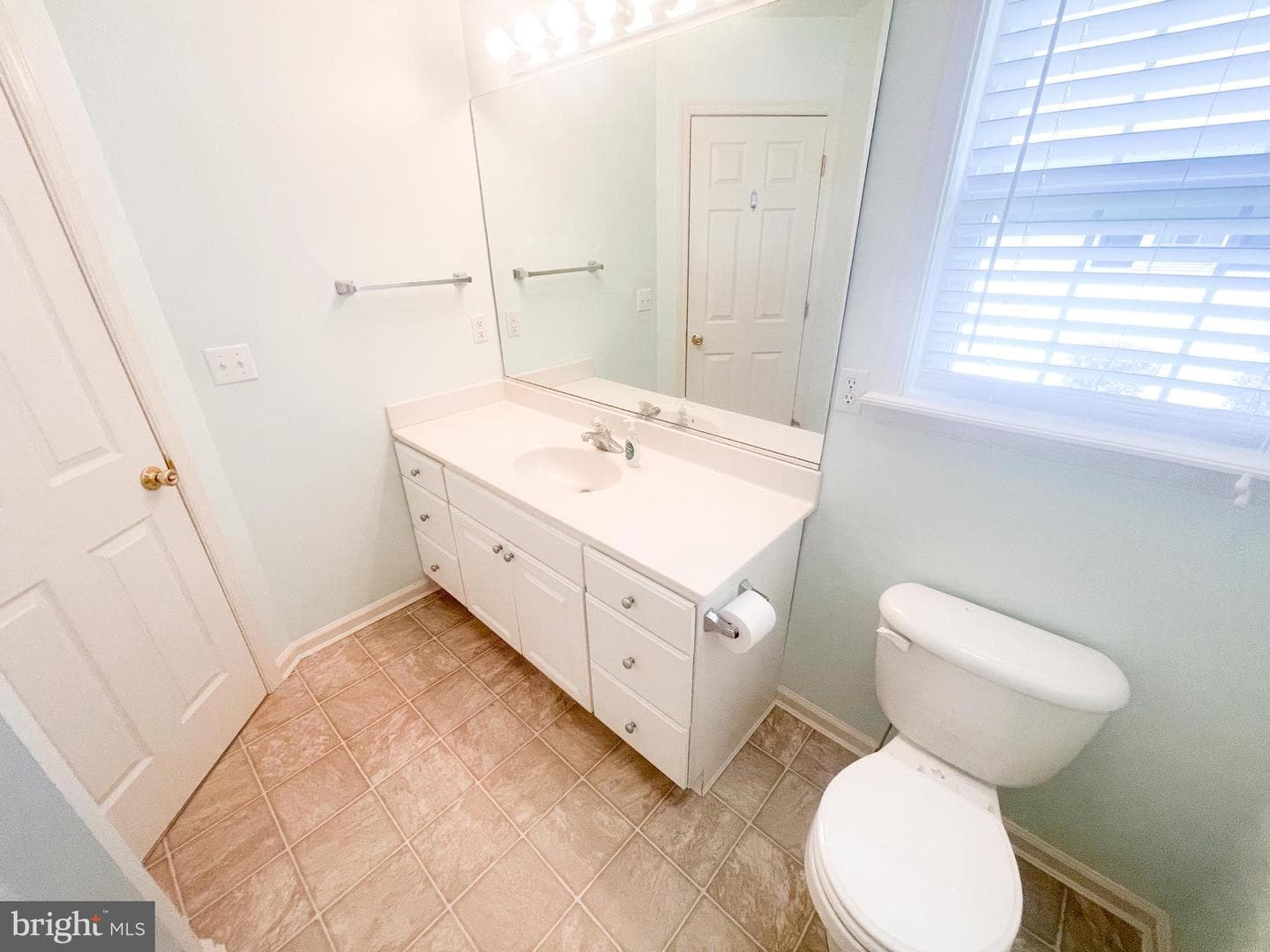 914 Sapphire Court photo 18