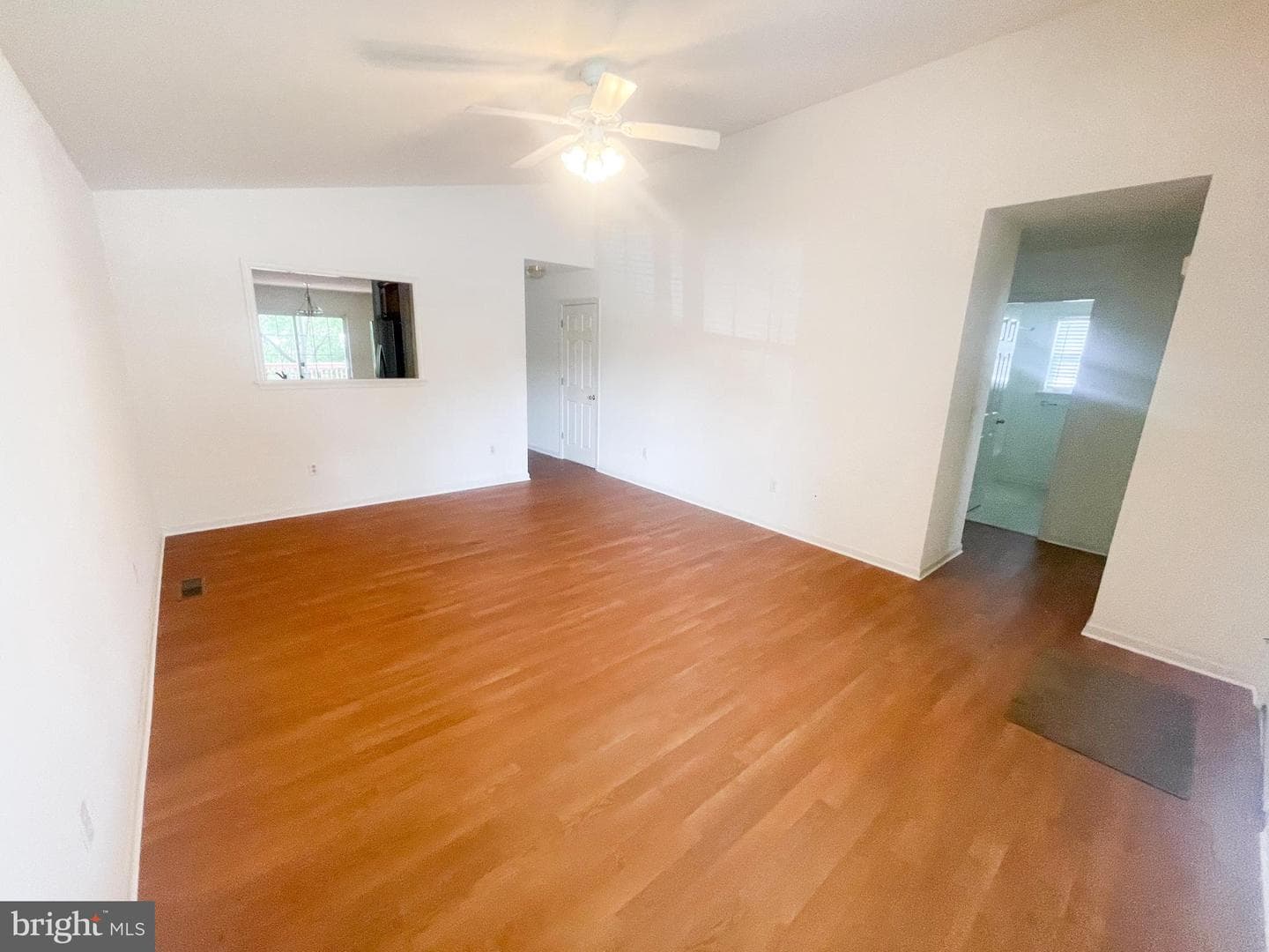 914 Sapphire Court photo 3