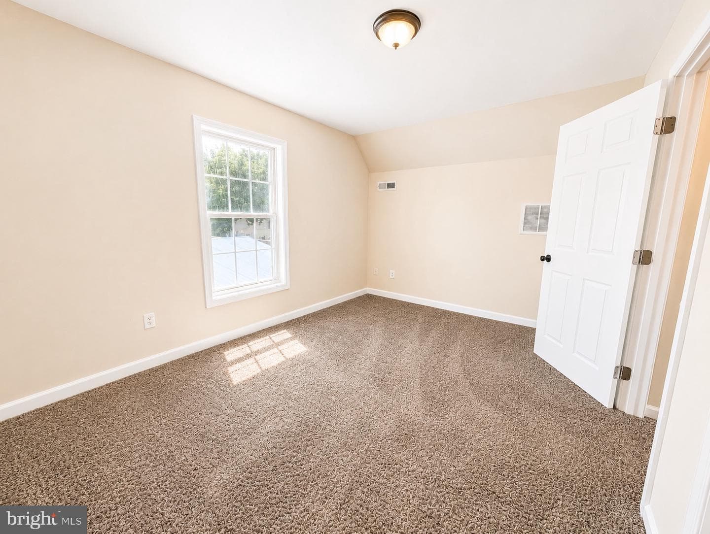 904 Hanson Street photo 13