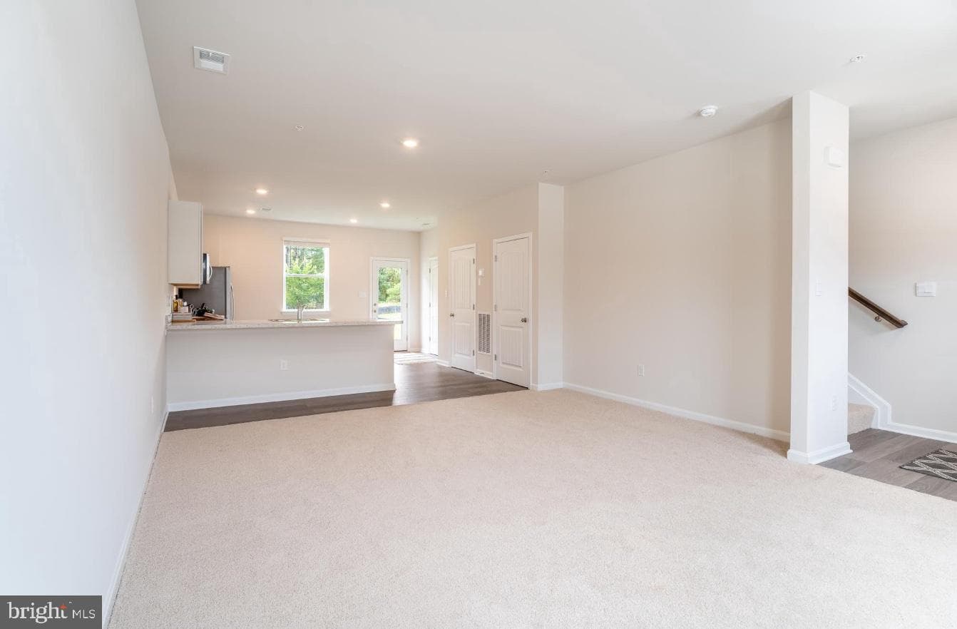 846 Derwent Lane photo 6