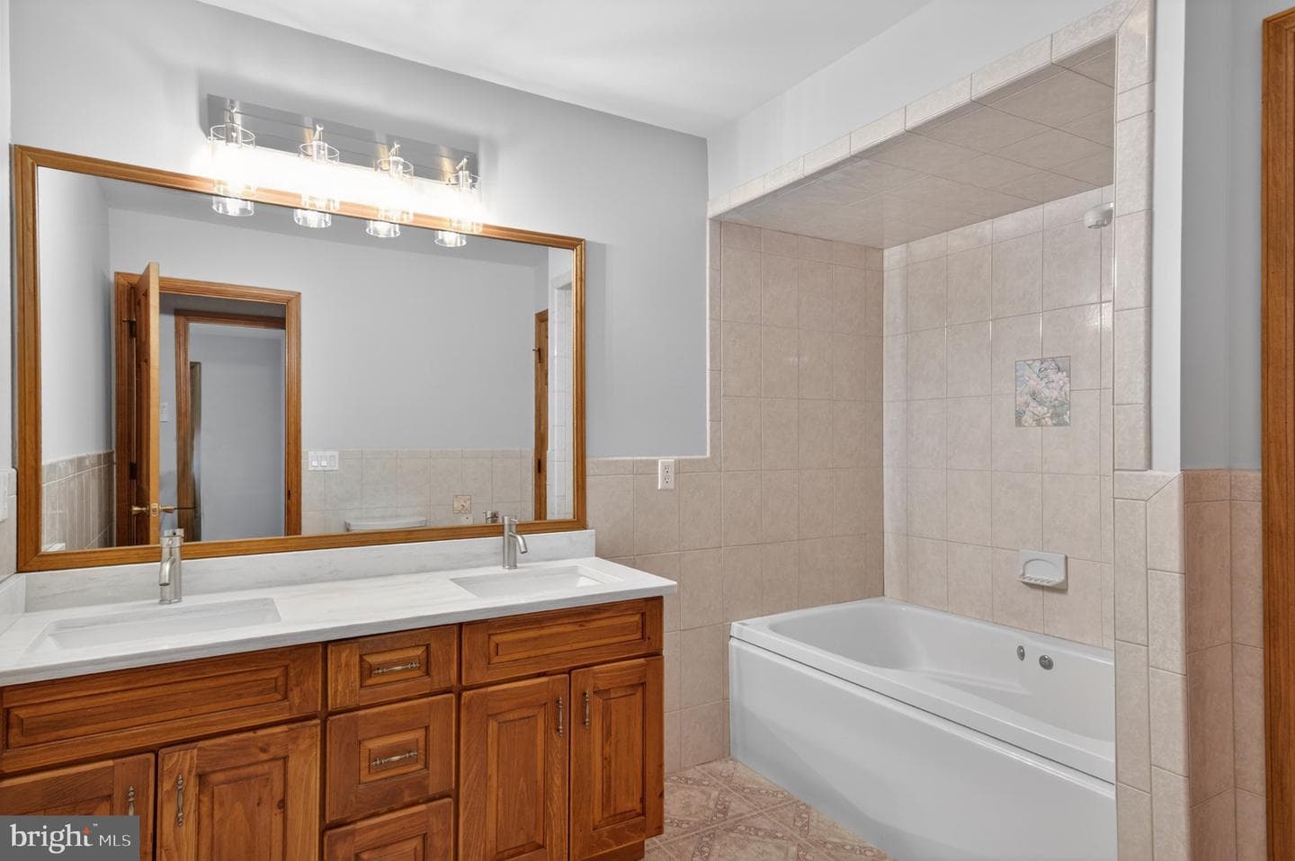 1006 S Schumaker Drive photo 25