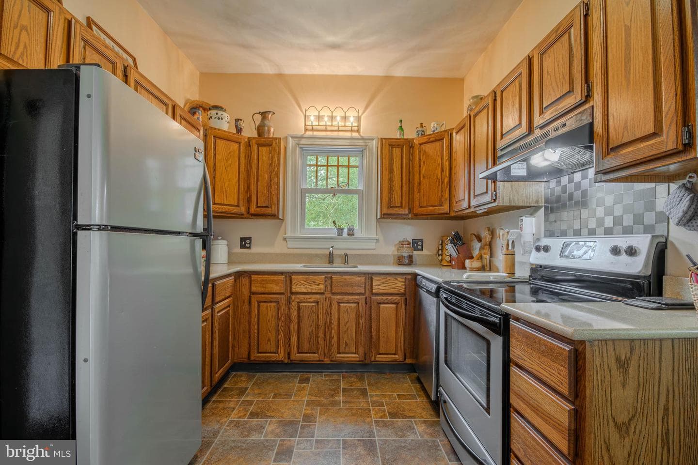 512 W College Avenue photo 17