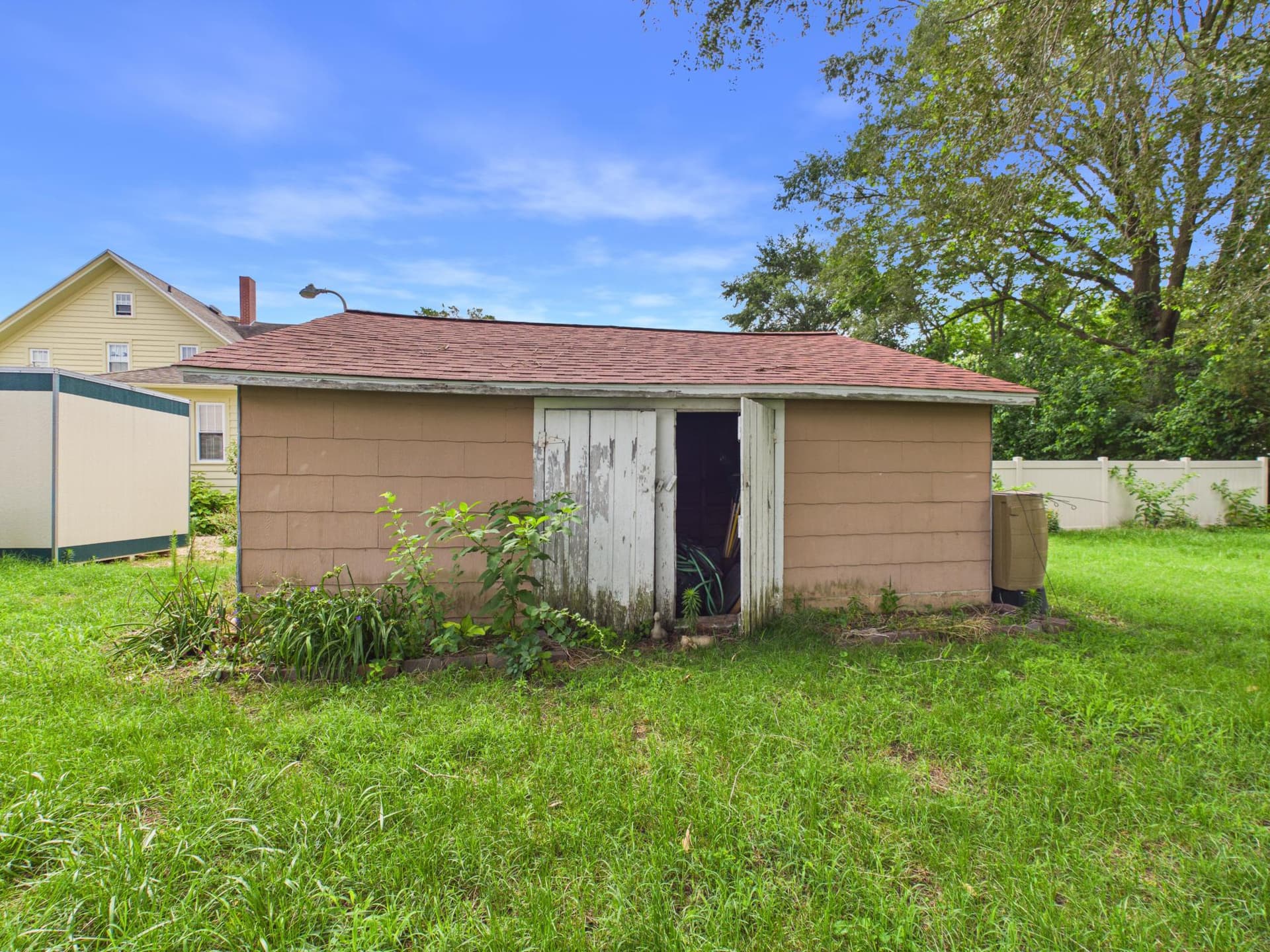 310 Lillian Street photo 6